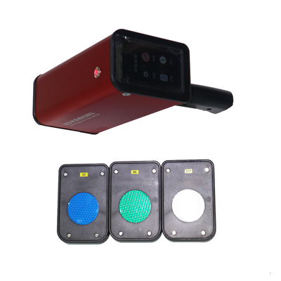 Télémètre laser portable jaune gris et plaque d'étalonnage pour un calcul précis de la distance